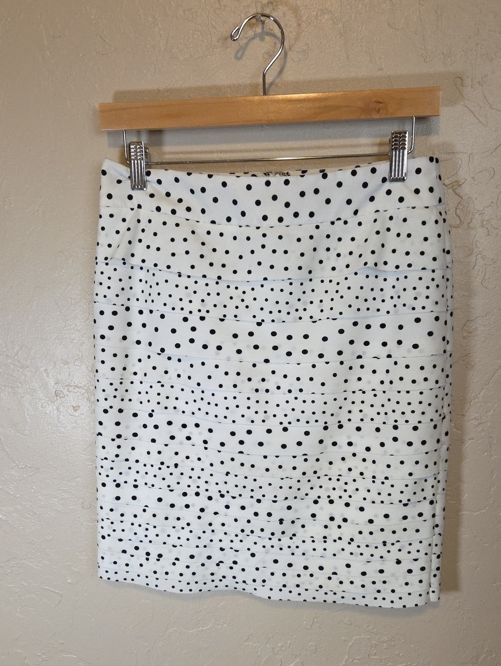 White House Black Market White Pencil Skirt with Black Polka Dots Sz 0